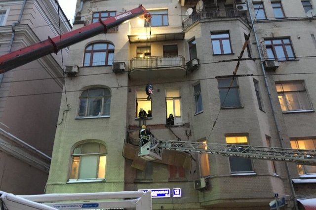 Демонтаж балкона в доме на ул. Старая Басманная сотрудниками аварийных служб.
